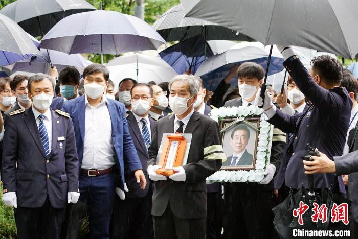 首尔已故市长朴元淳出殡民众冒雨送别