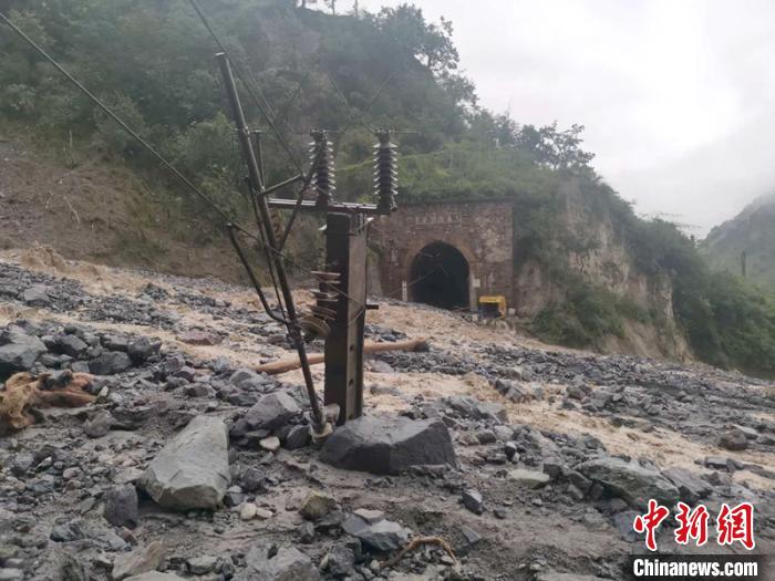 因泥石流受损的成昆铁路区间。　刘伟建 摄